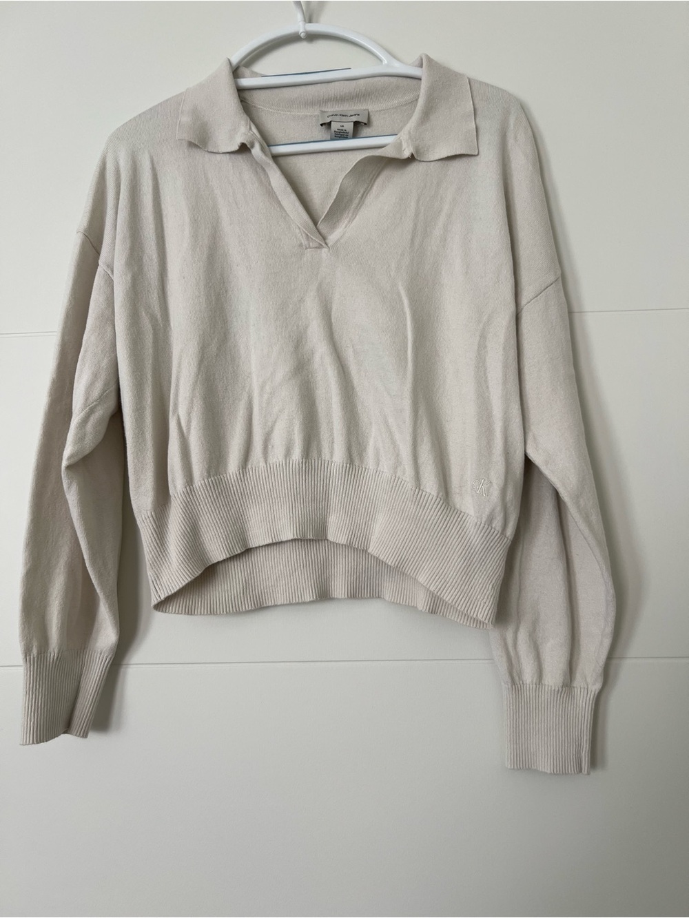Calvin Klein Jeans Cropped Collared V‑Neck Sweater in Light Beige